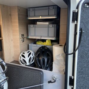 Wohnmobil-Heckgarage mit youRS Regalsystem und bike holder Fahrradhalter