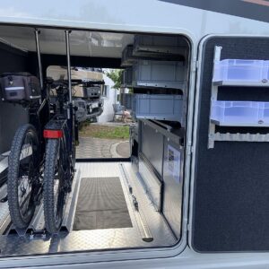 Fahrradhalterung mit zwei Fahrrädern in der Heckgarage eines Wohnmobils.