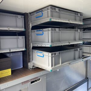Mehrere Euroboxen im modularen Regalsystem eines Wohnmobils.
