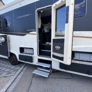Geöffnete Heckgarage mit Regalsystem, Euroboxen und Fahrradhalterung.