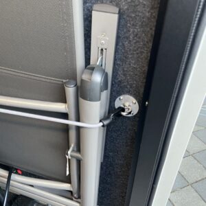Expander an Ringöse mit Anschraubteller zur sicheren Befestigung von Campingausrüstung in der Heckgarage eines Wohnmobils.