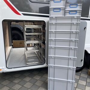 SLIDE-out LIGHT mit Euroboxen in der Heckgarage des Dethleffs Family XL
