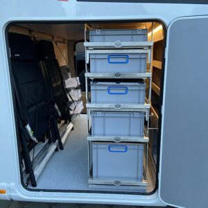 SLIDE-out LIGHT mit Euroboxen in der Dethleffs Family XL Heckgarage