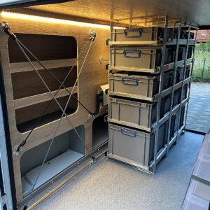 SLIDE-out LIGHT mit Euroboxen in der Heckgarage des Dethleffs Family XL