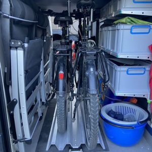 Fahrräder bike-holder und youRS Regalsystem im Mobilvetta KEA