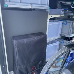 Stauraumlösung mit Euroboxen in der Heckgarage des Mobilvetta KEA