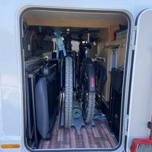 Zwei Fahrräder mit bike-holder im KNAUS SKY TI Wohnmobil