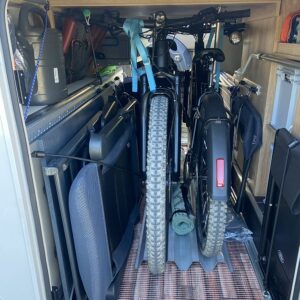 Zwei Fahrräder platzsparend mit bike-holder im KNAUS SKY TI