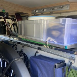 youRS Regalsystem mit Euroboxen in der KNAUS SKY TI Heckgarage