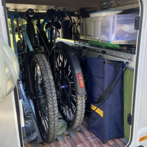 Zwei bike-holder COMFORT 2.0 mit Fahrrädern im KNAUS SKY TI