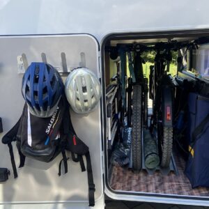 Fahrräder und Zubehör in der Heckgarage des KNAUS SKY TI