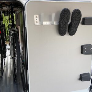 Schuhhalter an der Heckgaragentür des KNAUS SKY TI