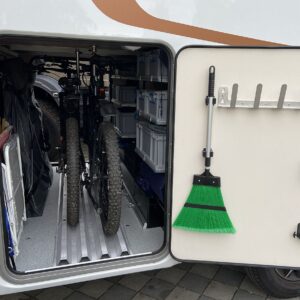 Forster Harmony Line Heckgarage mit bike-holder Fahrradhalterungen und Zubehör an der Garagentür