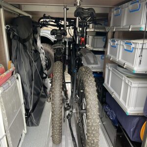 Forster Harmony Line mit bike-holder COMFORT 2.0 Fahrradhalterungen und youRS Regalsystem mit Euroboxen
