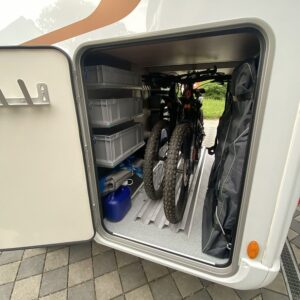 Geöffnete Heckgarage des Forster Harmony Line mit Fahrradhalterung und Stauraumlösung von CAMP&BIKE
