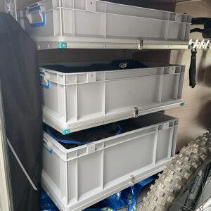 youRS BASIS-Regalsystem 60 × 40 cm mit Euroboxen in der Heckgarage des Forster Harmony Line