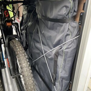 Fahrrad mit bike-holder COMFORT 2.0 und zusätzlicher Ausrüstung in der Forster Harmony Line Heckgarage