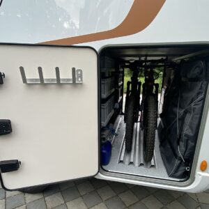 Forster Harmony Line mit Fahrradhalterungen in der Heckgarage und Schuhhaltern an der geöffneten Garagentür